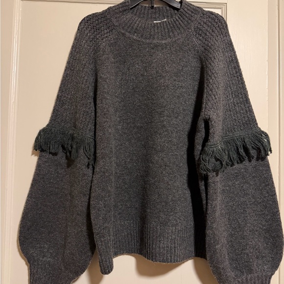 Grace + Karma Sweaters - Gray Knit Sweater with Fringe Accents, Ballon Sleeves